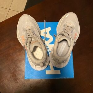 HOKA W BONDI 8